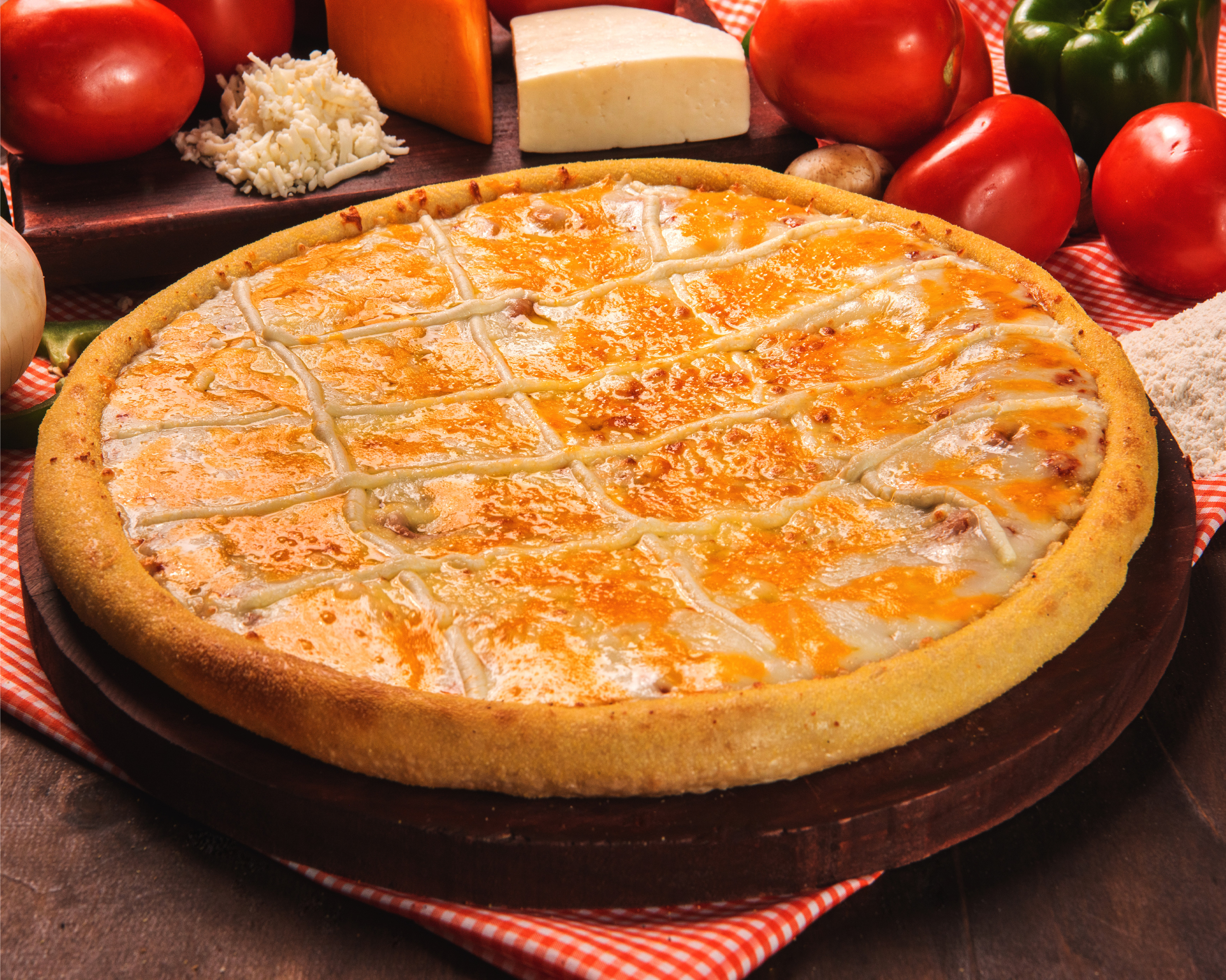 Pizza 4 Quesos con cheddar, mozzarella, queso crema y monterrey jack