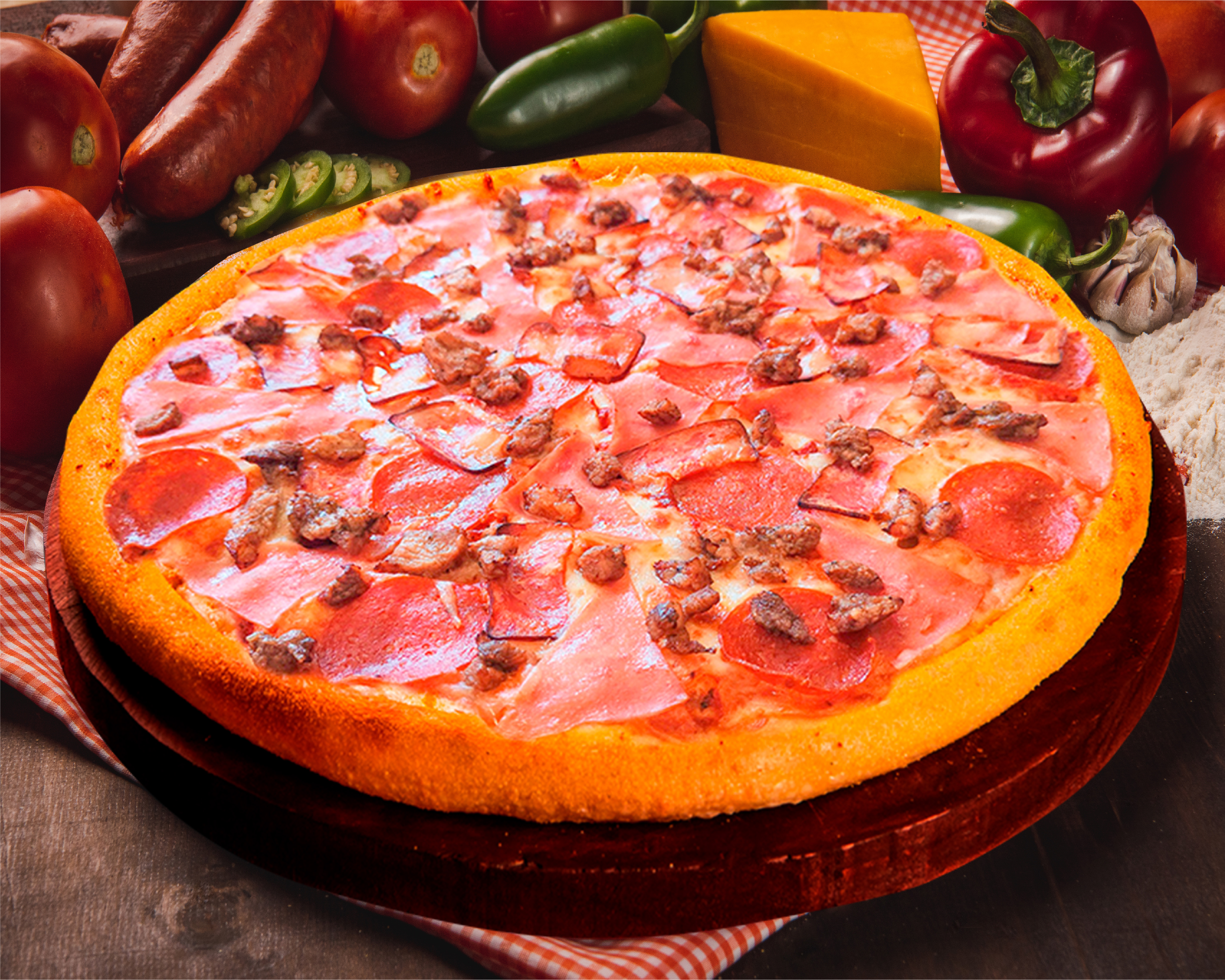 Pizza Carnívora con pepperoni, jamón y carne