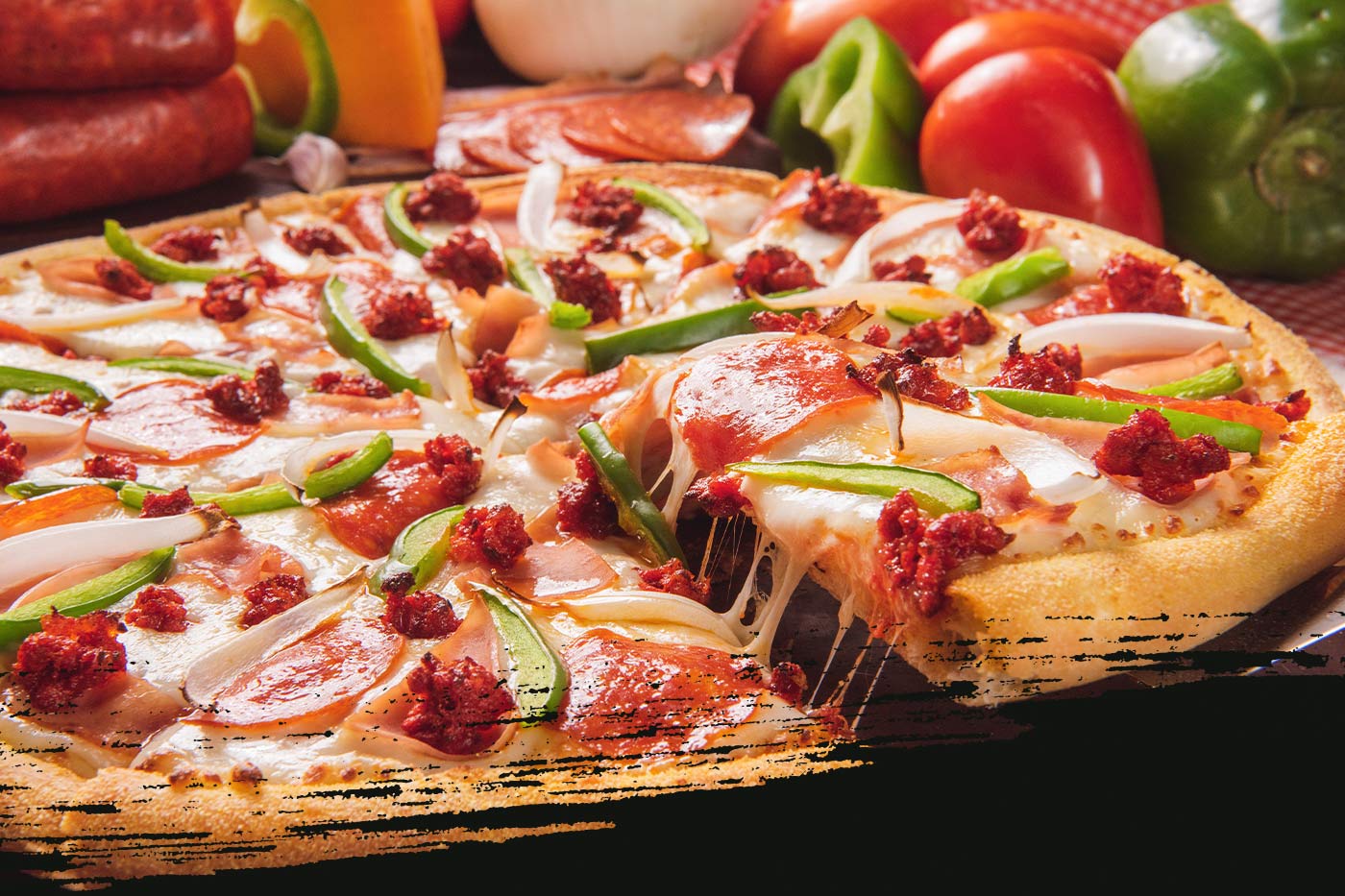 Pizza Suprema con pepperoni, jamón, tocino, cebolla y pimiento