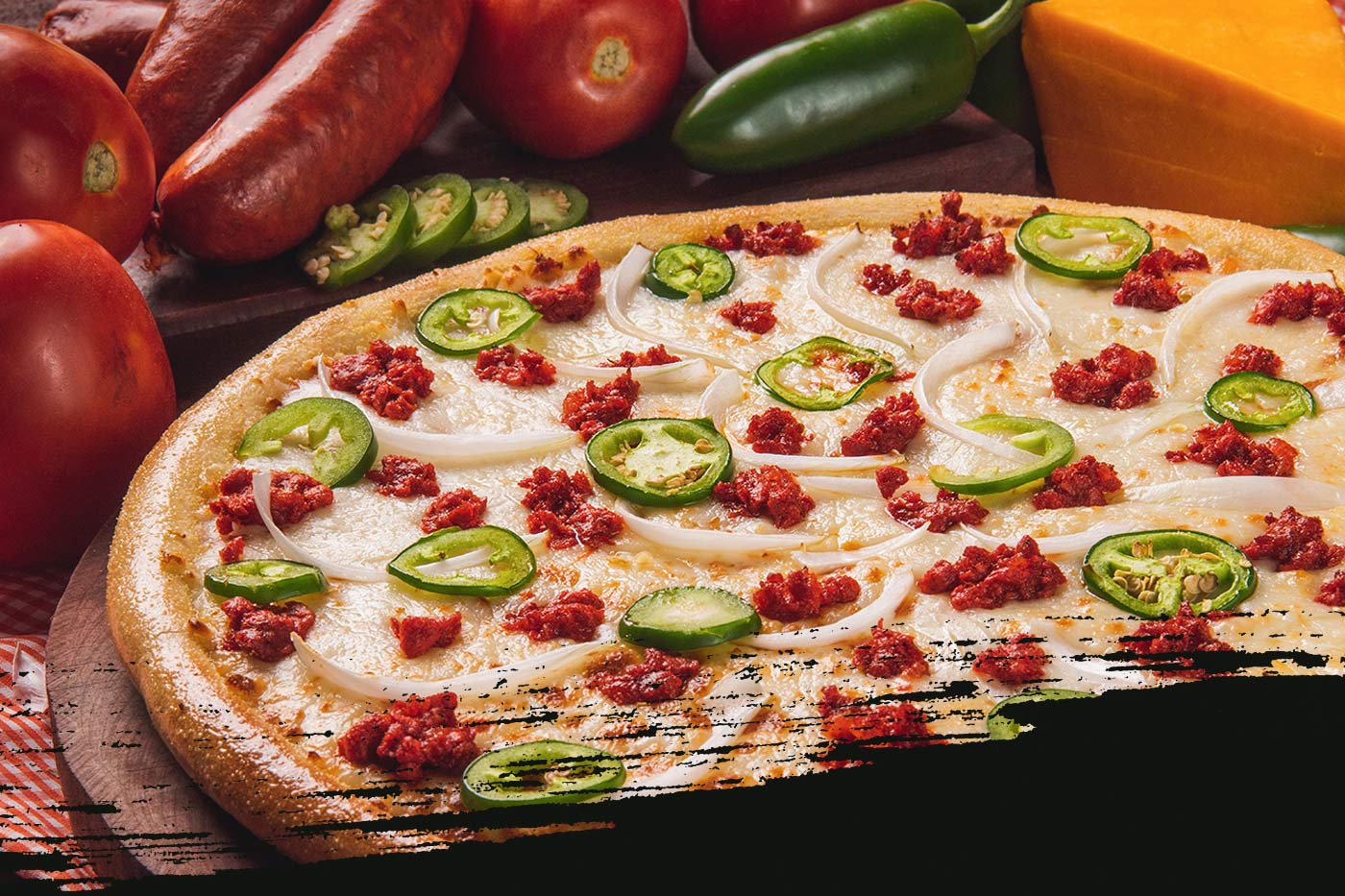 Pizza Lidos recién horneada con pepperoni, jalapeño y queso gratinado