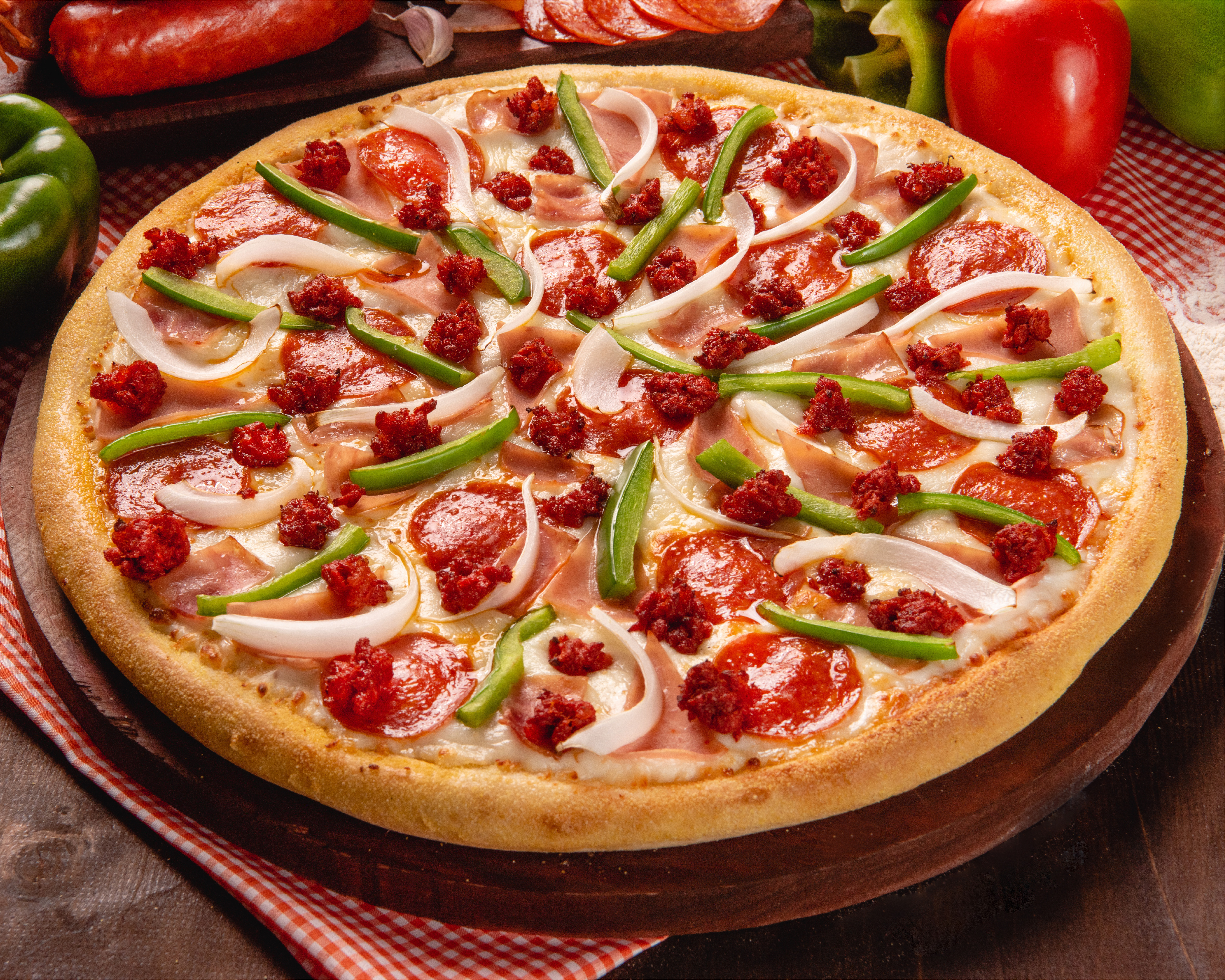 Pizza Lidos con pepperoni, jamón, pimiento, cebolla, tocino, chorizo y queso