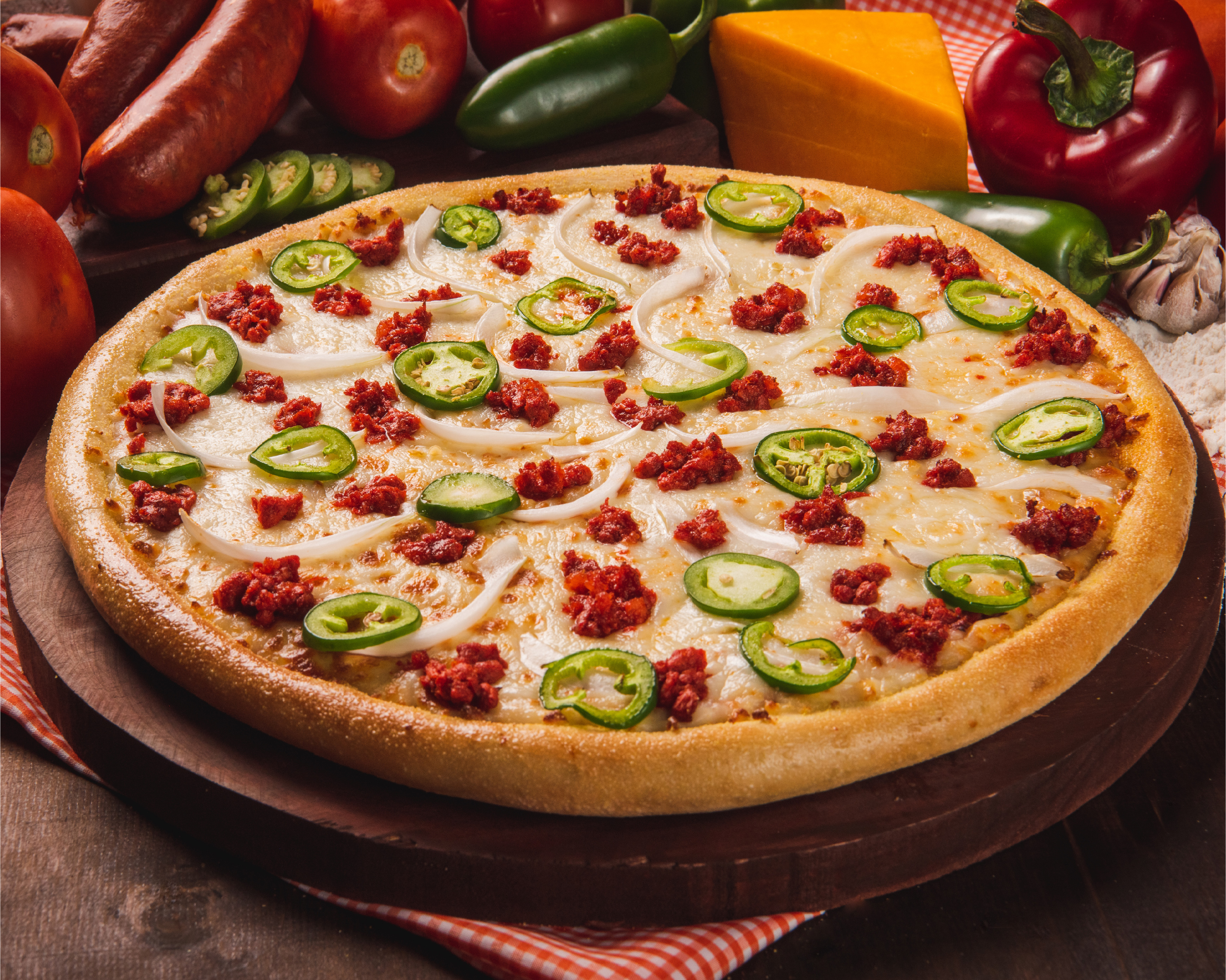 Pizza Mexicana con chorizo, frijoles, cebolla y jalapeños