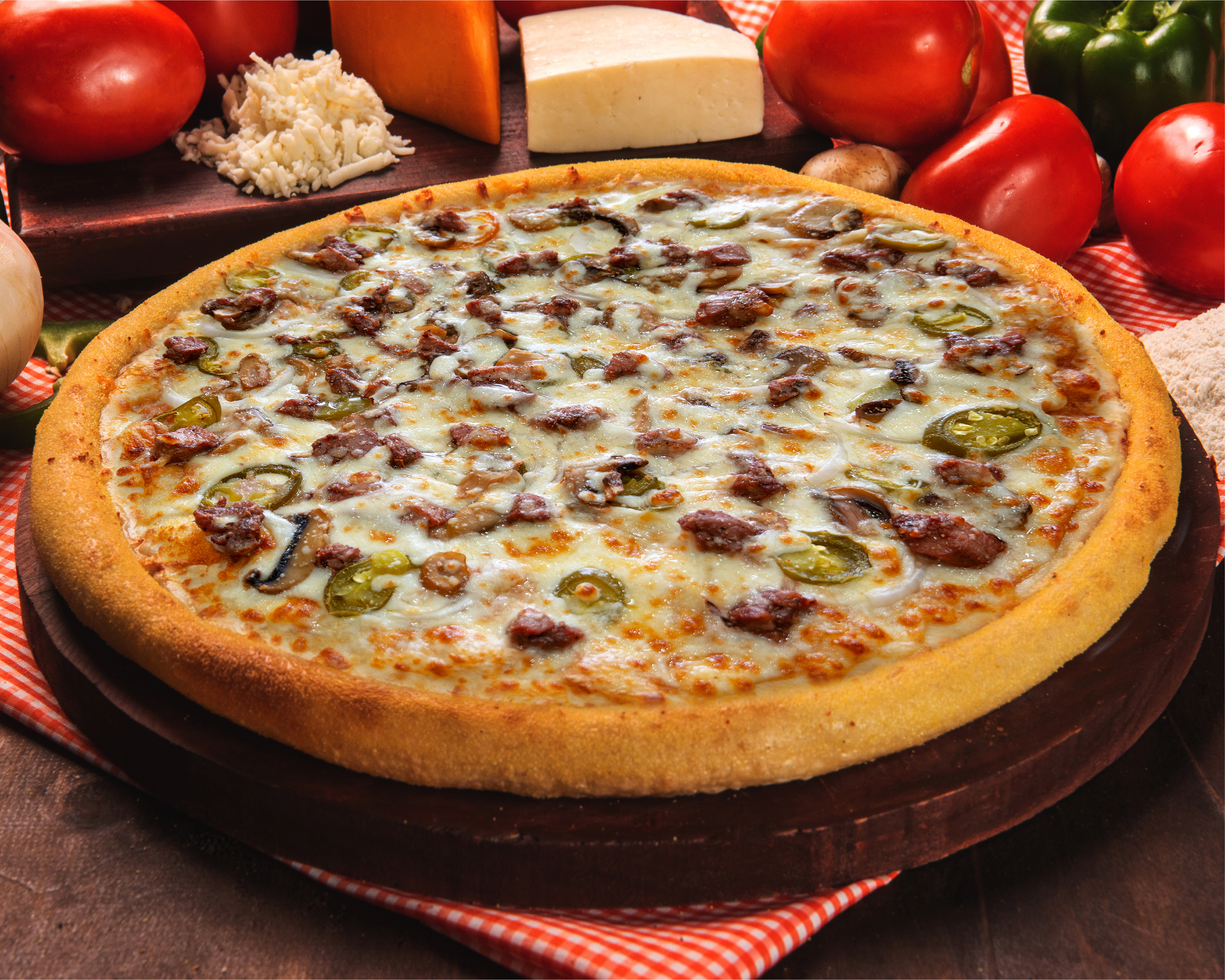 Pizza Norteña con carne asada, champiñones y jalapeños