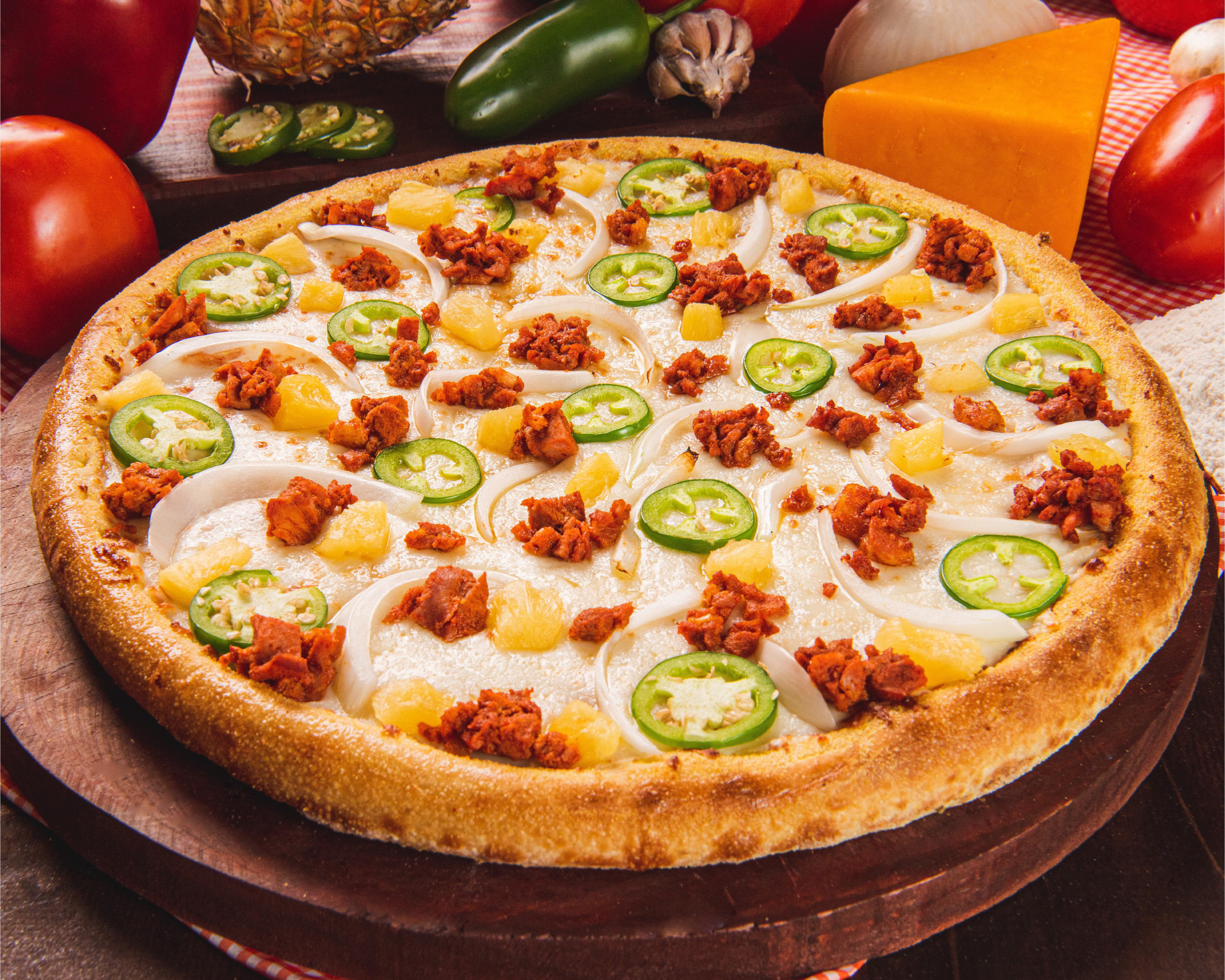 Pizza Pastor con piña, cebolla, carne al pastor y jalapeños