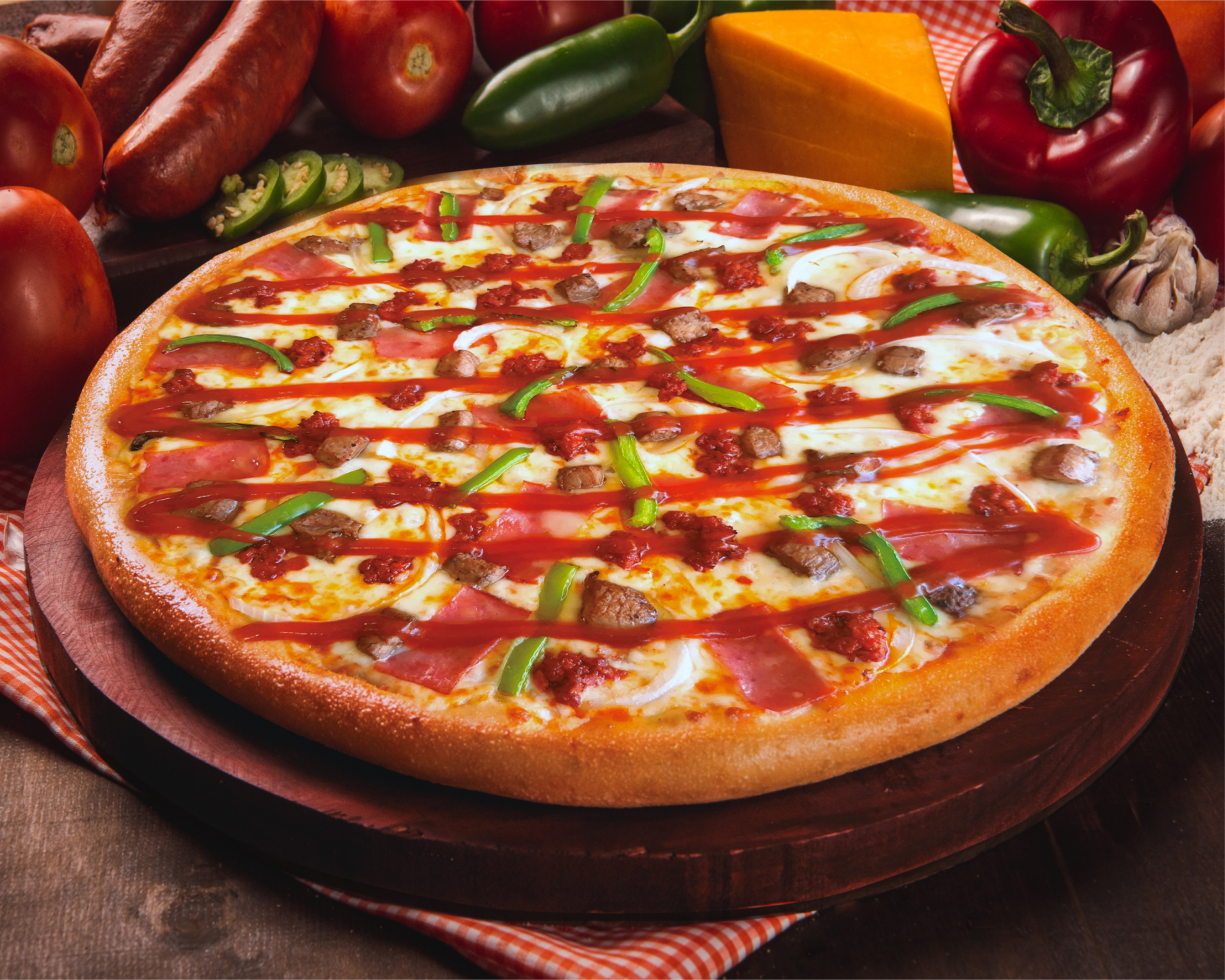 Pizza Texana con jamón, chorizo, pimiento verde, champiñones y salsa BBQ